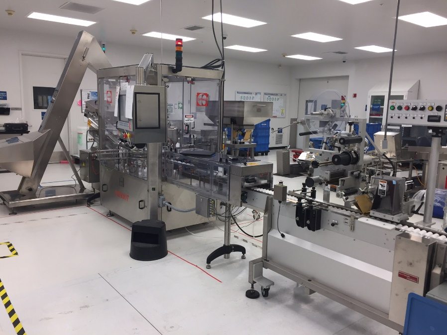 Cleanroom production line with monoblock tube filler and inline labeller