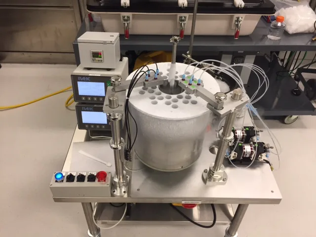 Rotary frozen bead system dispensing into a liquid nitrogen bath