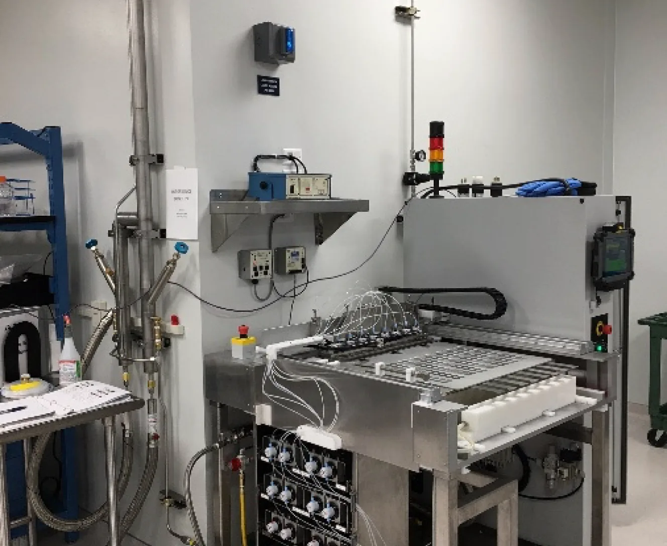 High-throughput frozen bead manufacturing system with automatic liquid nitrogen level control