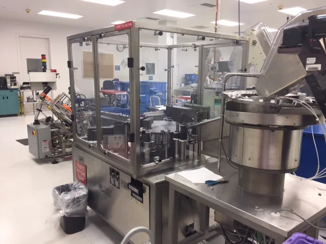 Guarded monoblock filling and capping line in a cleanroom